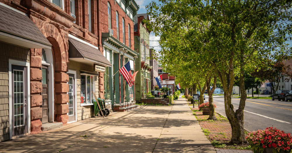 Small-Town Perks Big-City Transplants Don’t Expect - small-town - main image